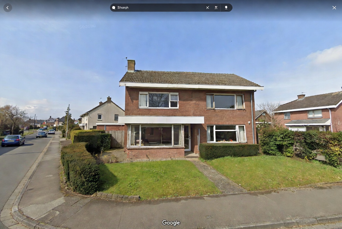 Woning voor nieuwe witte ramen en screens
